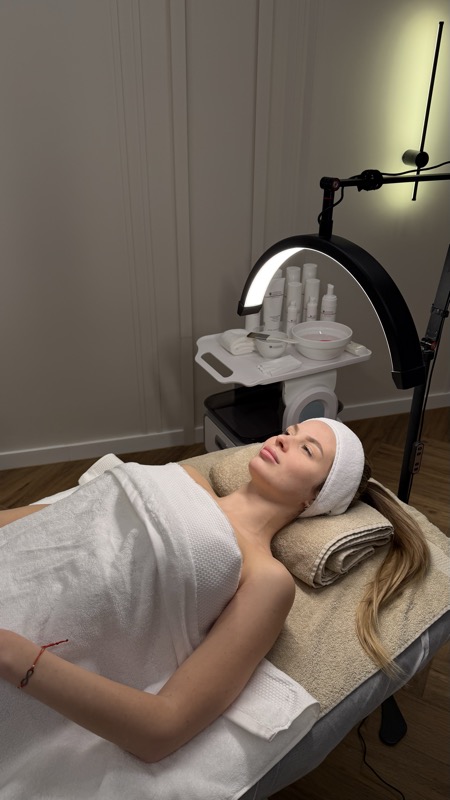 Kosmetikerin bei Gesichtsbehandlung