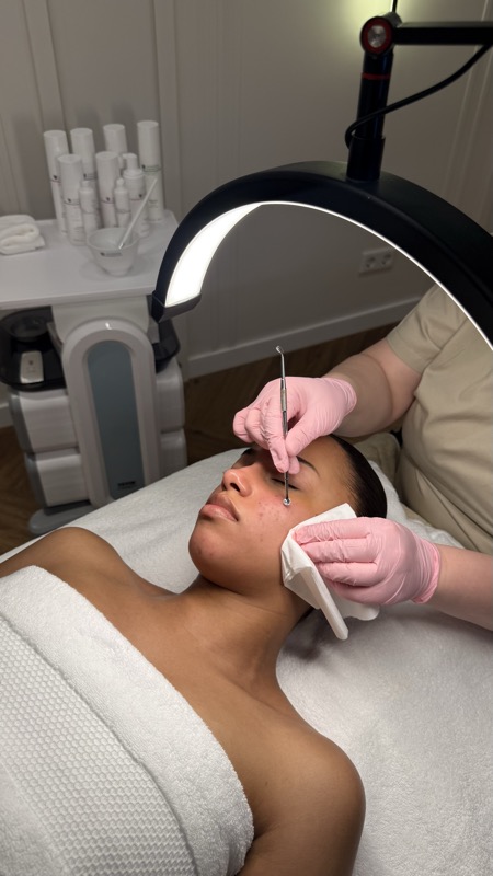 Kosmetikerin bei Gesichtsreinigung